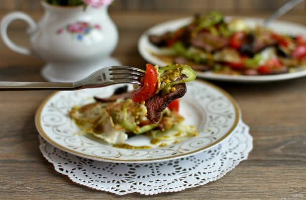 Salad with green omelet and grilled beef