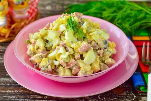 Салат з шынкай і грыбамі