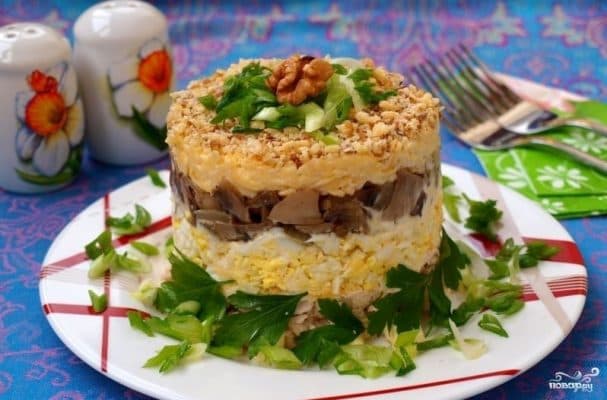 Layered salad with chicken and mushrooms