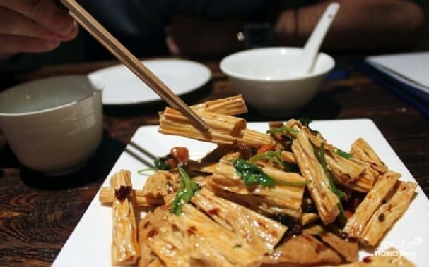 Korean-style asparagus salad