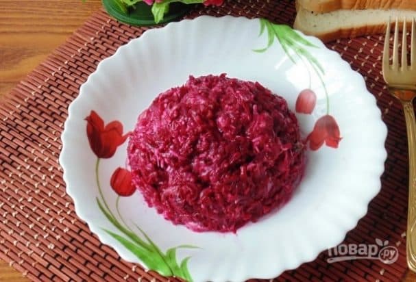 Салат со свеклой и солеными огурцами
