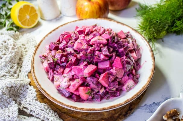 Салат з буракоў, сырам і яблыкам