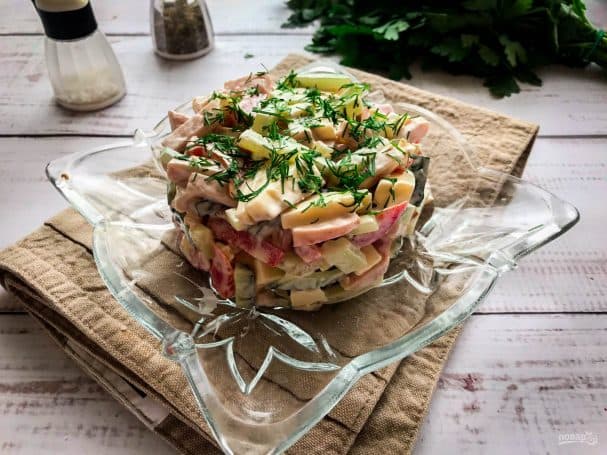 Салат з копчаным сырам