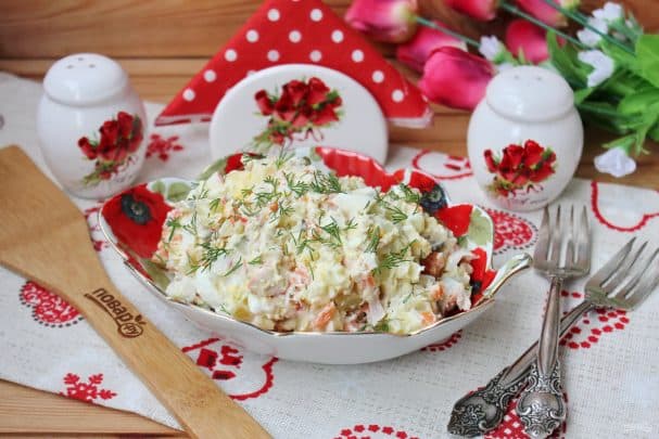Салат з крабавымі палачкамі