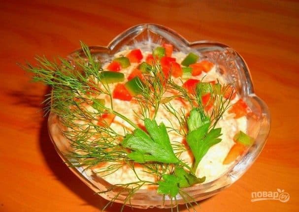 Cheese salad with garlic and carrots
