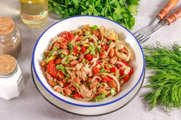 Салата з курыцай і фасоллю
