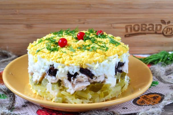 Салат з курыцай і чорнаслівам