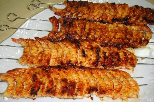 Шашлык из креветок на шпажках