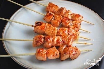 Salmon kebabs in the oven