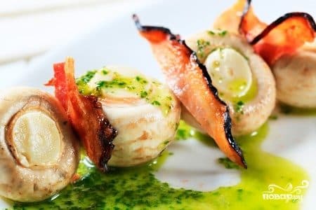 Mushroom skewers with bacon