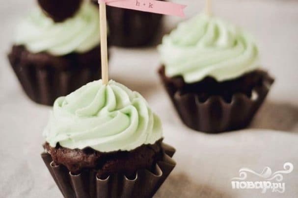 Chocolate cupcakes with mint cream