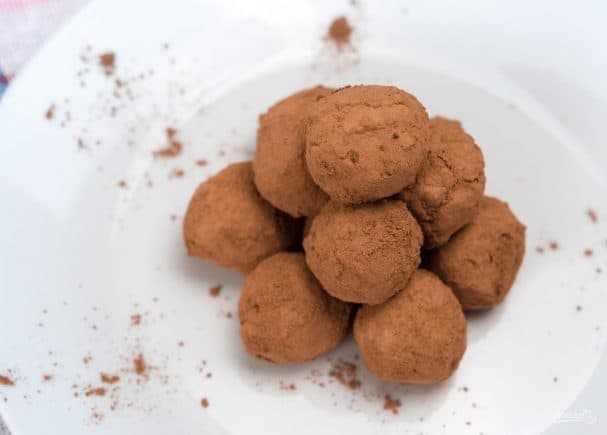 Chocolate truffles with avocado