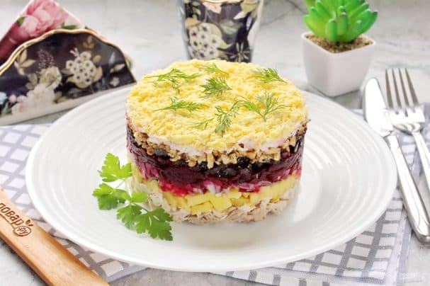 Слоёны салат з курай, буракам і чорнаслівам
