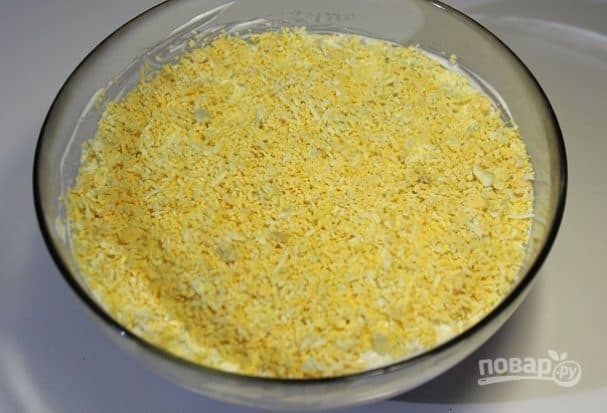 Слоёны салат з тунцом