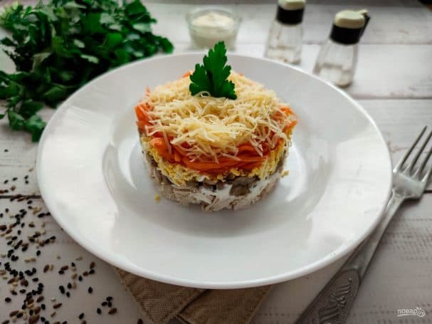 Слоёны салат з карэйскай малакой, курай і грыбамі