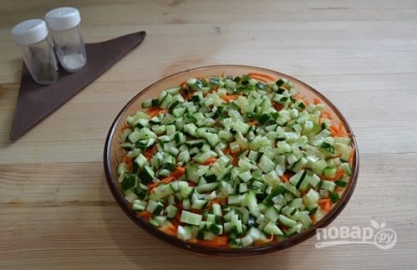 Слоеный салат с курицей и жареными грибами
