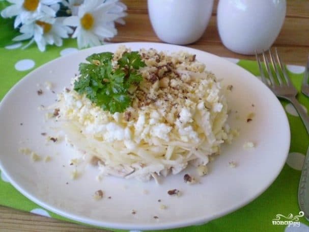 Layered chicken and nut salad