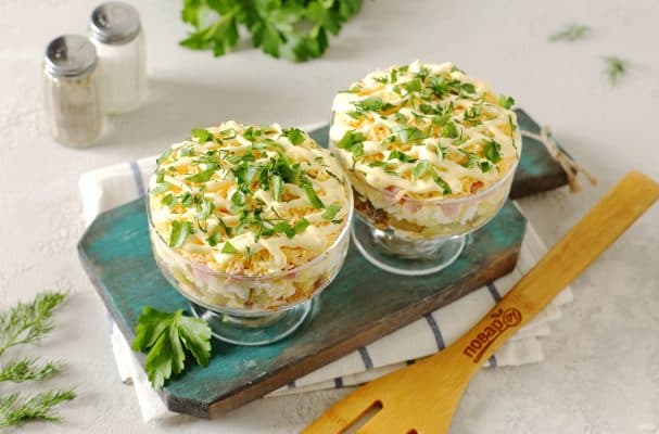 Слоёны салат з курыцай і вяччынай