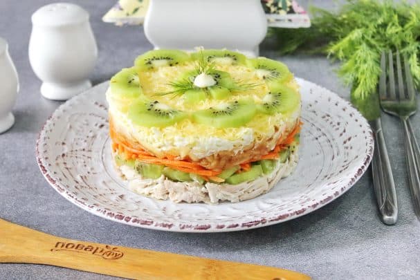 Слоеный салат с курицей, киви и яблоками