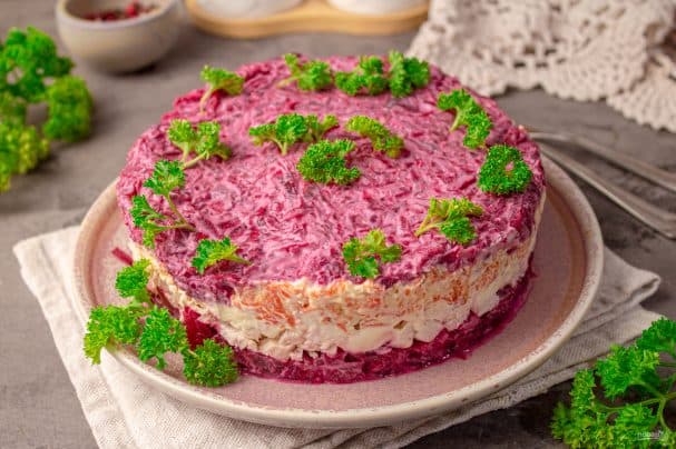 Слаёны салат з курай, буракам, морквой і сырам