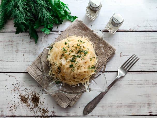 Шаруватий салат з яблуками та сиром