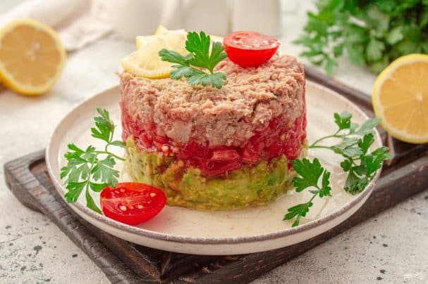 Слоёный салат с тунцом, помидорами и авокадо