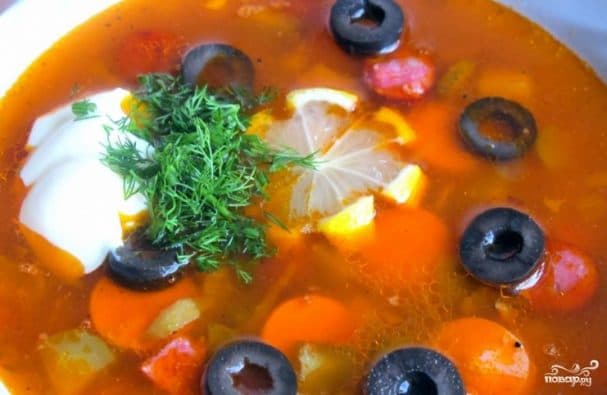 Солянка з лимоном та оливками
