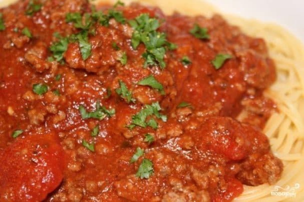 Spaghetti with minced meat and tomato sauce