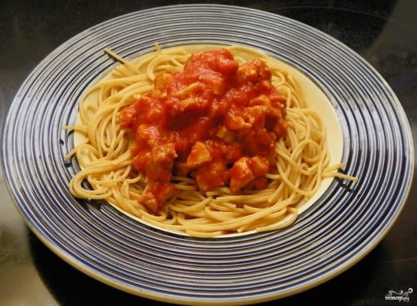 Spaghetti with chicken and chili pepper