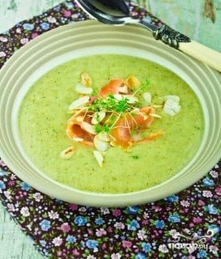 Cream of broccoli soup with salmon and almonds