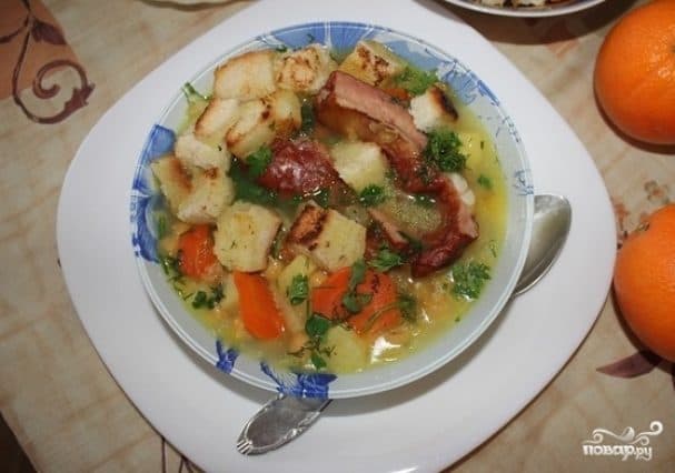 Pea soup with smoked ribs