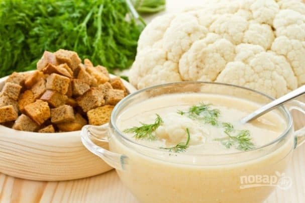 Cauliflower soup with rye croutons