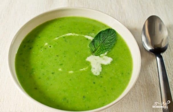 Pea soup with young peas