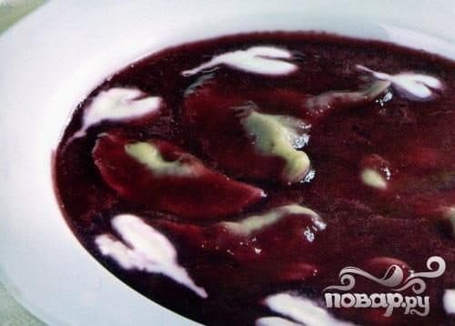 Cherry soup with dumplings