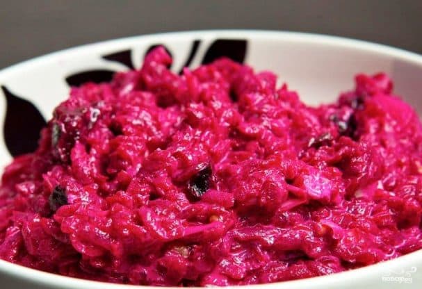 Свекольный салат с черносливом и грецкими орехами