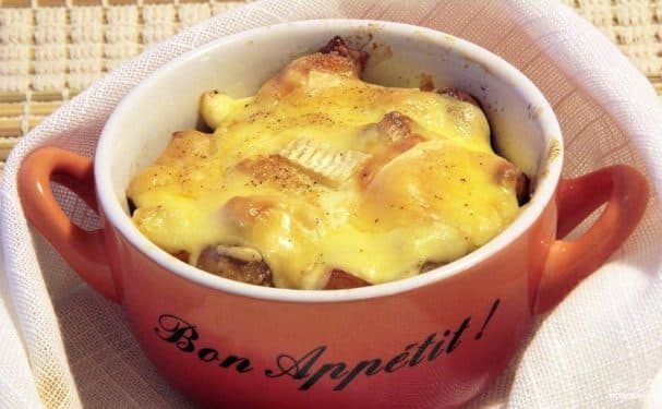 Pork with mushrooms in clay pots