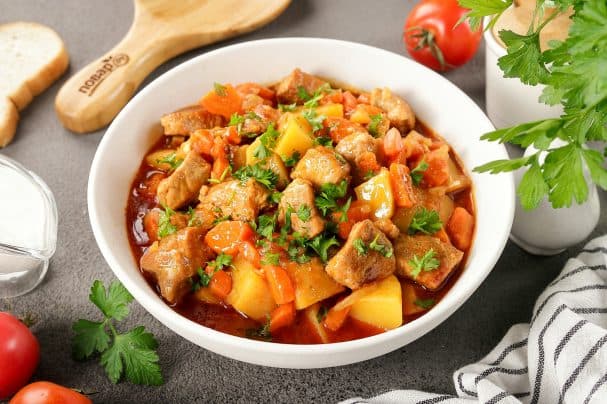 Свініна з бульбай у мультыварцы