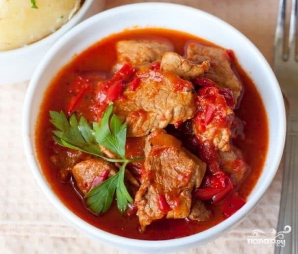 Pork stewed with bell pepper