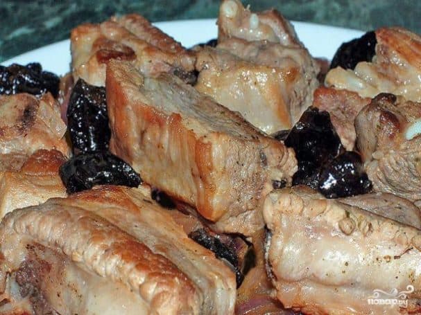 Pork ribs with prunes