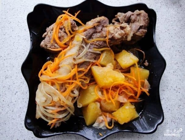 Pork ribs stewed with vegetables
