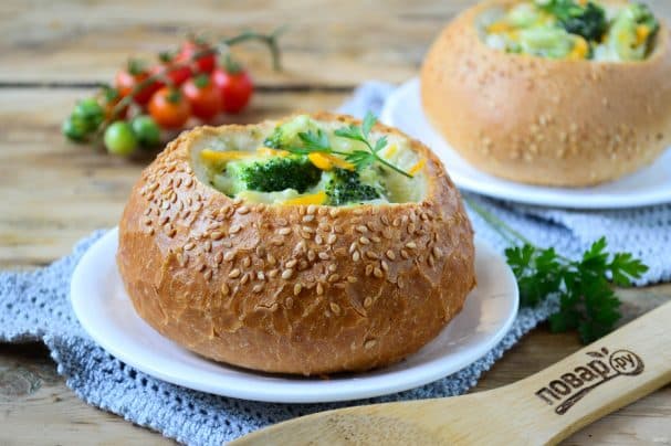 Cheese soup with broccoli in buns