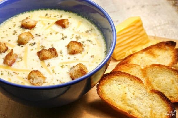 Cheese soup with croutons