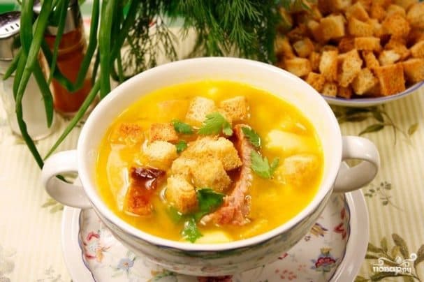 Cheese soup with ribs