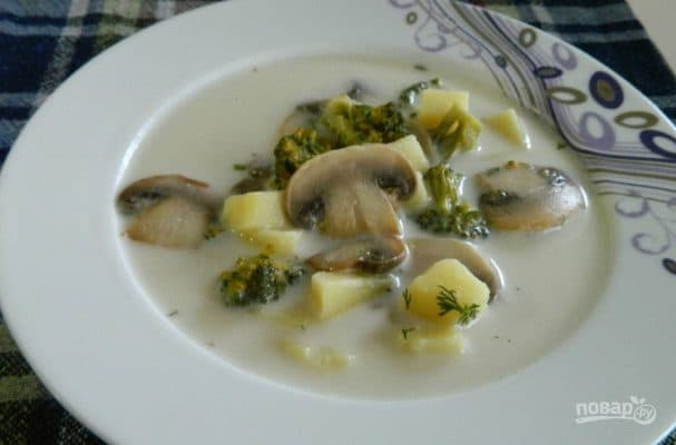 Сырный суп с шампиньонами и брокколи