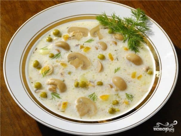 Cheese soup with mushrooms and smoked meats