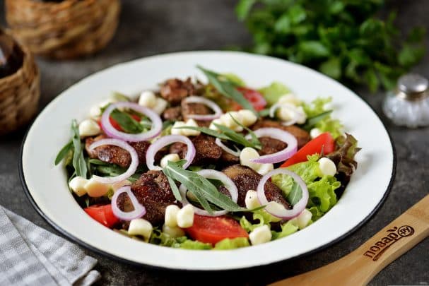Цёплы салат з курынай печанкай з ракулай