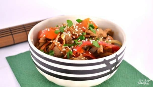Теплый салат со свининой и овощами