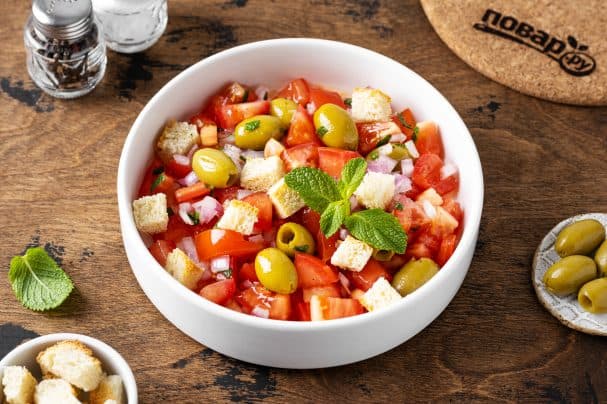 Turkish salad with tomatoes, olives, onions, and bread