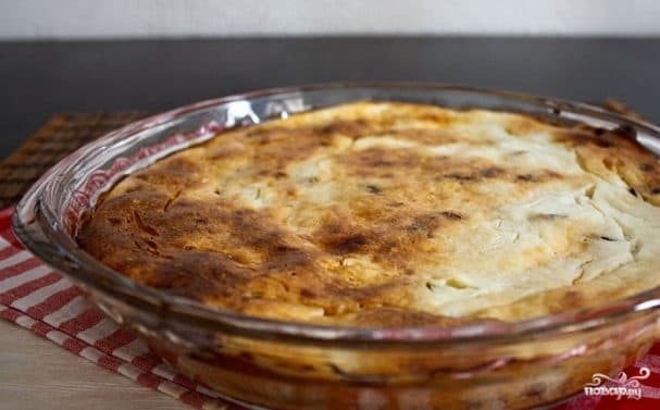 Cottage cheese casserole with raisins