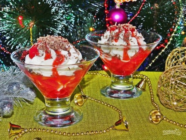 Cottage cheese and cream dessert with berries